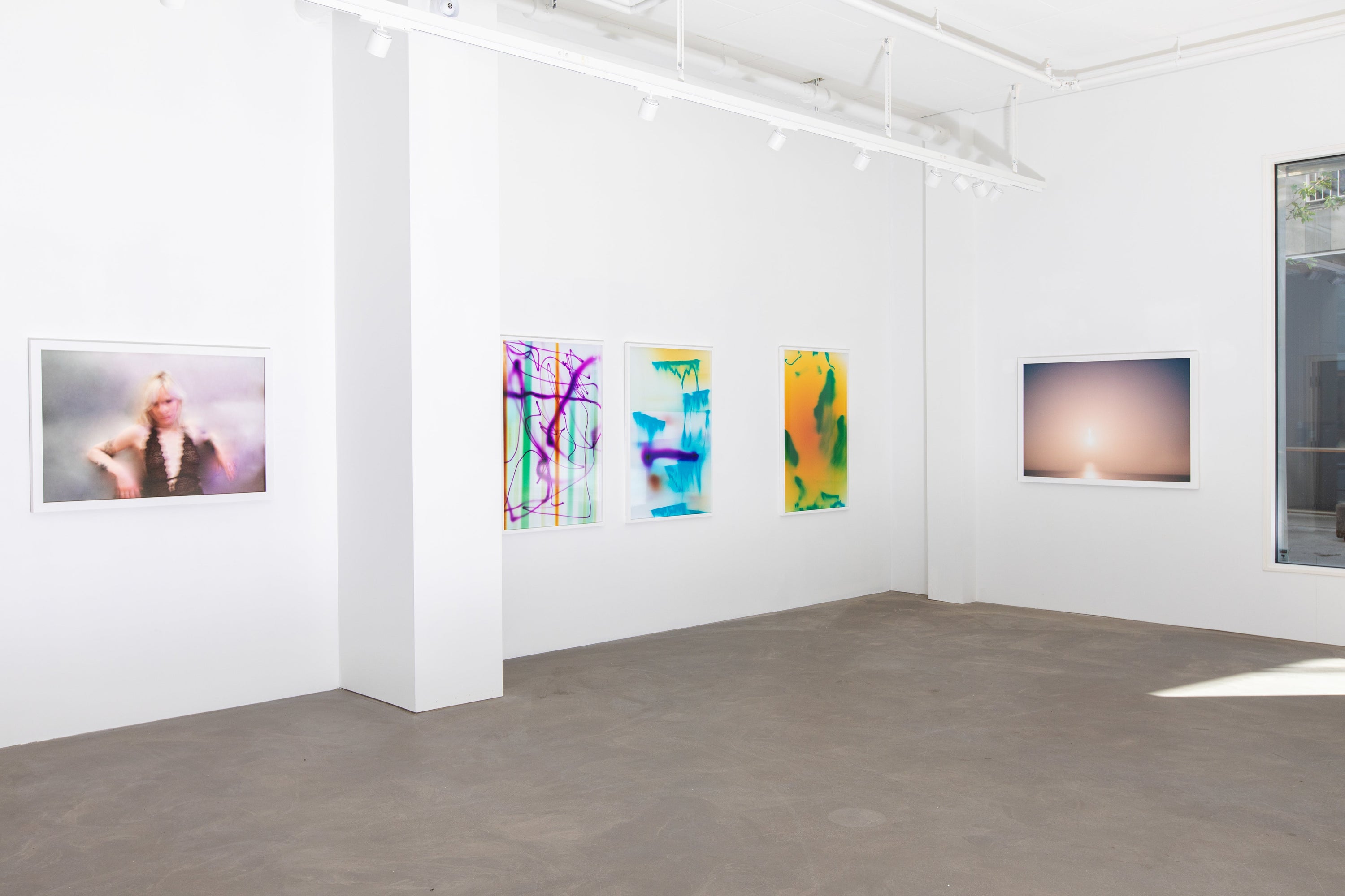 Et annet sted enn her